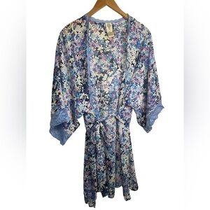 In Bloom floral belted robe. Lace trim. Light weight and floral. Women’s Medium